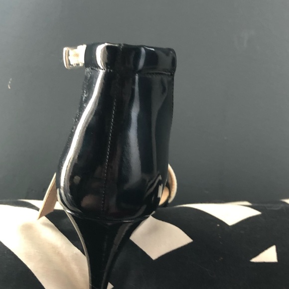 GEORGE Black and White - Picture 3 of 3